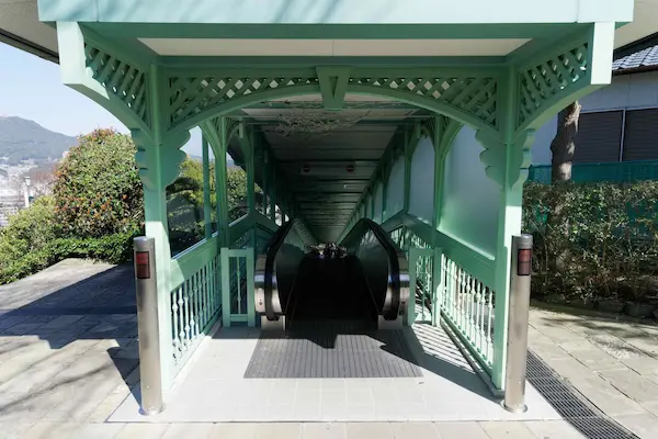 Moving walkway